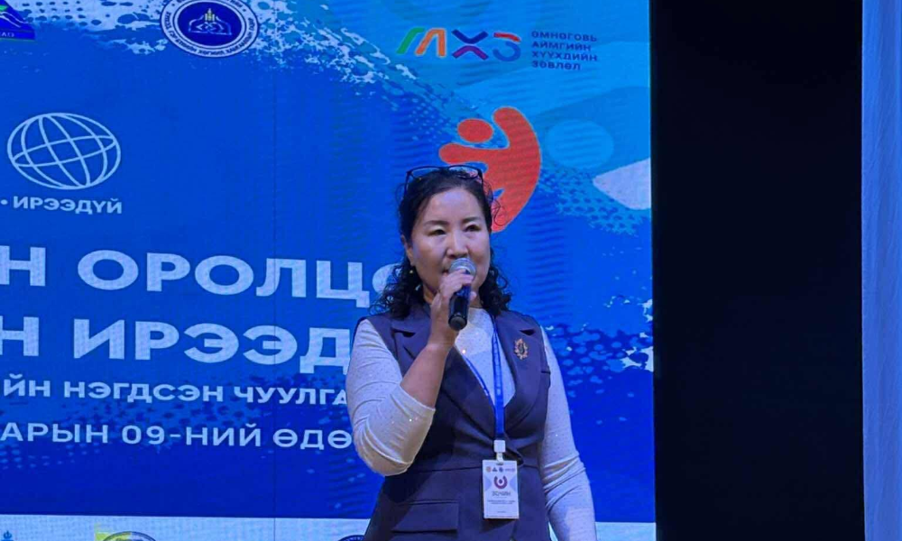 “ӨНӨӨДРИЙН ОРОЛЦОО- МАРГААШИЙН ИРЭЭДҮЙ” #ХҮҮХДИЙН_ЧУУЛГАН АМЖИЛТТАЙ ЗОХИОН БАЙГУУЛАГДЛАА.
✨ 2025 оны 10-р сарын 9-ний өдөр “Өнөөдрийн оролцоо- Маргаашийн ирээдүй уриан дор 700 хүүхэд оролцсон аймгийн хүүхдийн нэгдсэн чуулганыг амжилттай зохион байгууллаа. 
✨Чуулганд 14 сумын Ерөнхий боловсролын сургууль, Даланзадгад сумын 7 сургууль болон хүүхэд, өсвөр үеийн клубүүдийн төлөөлөл өргөнөөр хамрагдсан нь энэхүү арга хэмжээний ач холбогдлыг улам тодотголоо. 
✨Чуулганы үеэр хүүхдүүдийг 2 хэсэгт хуваан Музей болон Номын санг танилцуулах үйл ажиллагаагаар эхлэн хүүхдийн хөгжил, хамгаалал, боловсролын чиглэлээр мэдлэг мэдээлэл олгох 12 өртөө ажиллаж, хүүхдүүдийн оролцоотой сонирхолтой үйл ажиллагаа өрнөв. 
Үүнд: 
📍“Бэлгийн боловсрол”, 
📍“Хүүхдийн төлөө хийгдэж буй ажлууд”, 
📍“Электрон тамхины хор уршиг”,  
📍“Анхны тусламж”, 
📍“Хиймэл оюун ухааны мэдлэг”,  
📍“Би монгол хүн”, 
📍“Үл хайхрах хүчирхийлэл”,  
📍“Үе тэнгийн дээрэлхэлт”, 
📍“Хуримтлалтай хүүхэд” 
📍Тоглоомын өртөө 
📍“Намайг ол” 
📍“АХА” тэмцээн зэрэг байв.
 Мөн чуулганы хөтөлбөрт Санхүүгийн боловсролын илтгэл (Төрийн банкны захирал), Хиймэл оюун ухааны илтгэл (н.Мөнхтуяа) тавигдаж, хүүхдүүд шинэ мэдлэг мэдээлэлтэй танилцлаа. 
🗳 Чуулганы хүрээнд Аймгийн хүүхдийн зөвлөлийн дэд тэргүүний сонгууль зохион байгуулагдан, нийт оролцогчдын 70% нь саналаа өгч, 25.9 хувийн саналаар Идэрбаярын Энх-Эрдэм ✨Чуулганы төгсгөлд хүүхдийн оролцооны байгууллагуудын үйл ажиллагааг дэмжих зорилгоор сумдын хүүхдийн зөвлөлд туг, дардас, гэрчилгээ гардуулан өгч, цаашдын ажилд нь урам өглөө. 
🙏 Энэхүү арга хэмжээг амжилттай зохион байгуулахад үнэтэй хувь нэмэр оруулсан #Аймгийн_ЗДТГ, #Сумдын_ЗДТГ, #Төрийн_банк, #Монгол_банкны хамт олон, #ОУ-ын #Найрамдал_зуслангийн хамт олон, #МХЗ-ийн #сургагч_багш_нарт талархал илэрхийлье. 
🌟 Хүүхдийн хөгжлийн төлөө, ирээдүйн сайн сайхны төлөөх энэхүү чуулган ийнхүү амжилттай болж өндөрлөлөө.