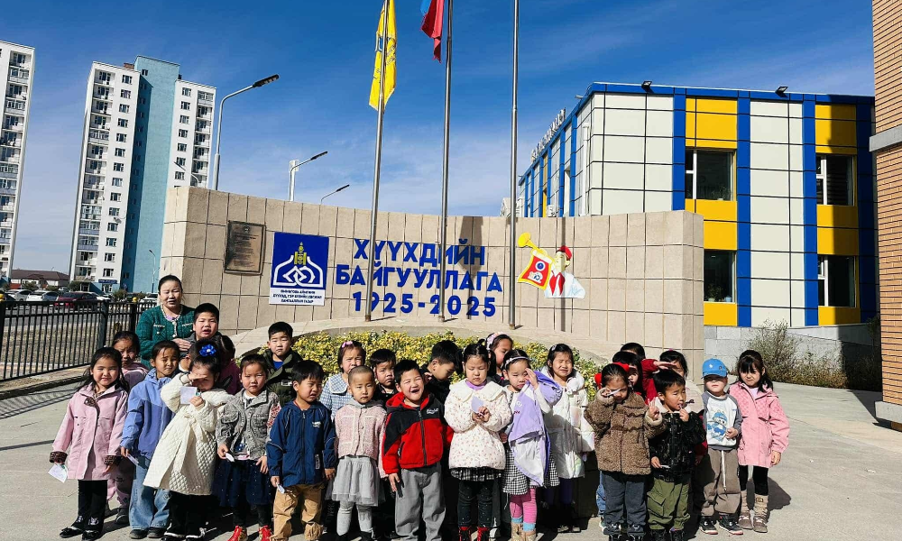 #Сансар_огторгуйгаар_аялах аялал зохион байгуулагдлаа. 
Сансрын 7 хоног арга хэмжээнд 3 өдрийн турш 1300 хүүхэд хамрагдсан. Сайн дурын 24 сурагч энэхүү үйл ажиллагааг хамтран зохион байгуулалцлаа.
 Сансар огторгуйн гайхамшигт ертөнцөөр аялан, шинжлэх ухаанд дурлах урам зориг, мэдлэгийн шинэ орон зайг бүтээсэн онцгой долоо хоног байлаа.
🪐 Хүүхдүүд маань гараг эрхсийн загвар бүтээж, оддын тухай судалгаатай танилцаж , гар хийцийн онгоц  хөөргөсөн нь тэдний бүтээлч сэтгэлгээ, сониуч зангийн тод илэрхийлэл байв.
✨ Энэхүү арга хэмжээг амжилттай хэрэгжүүлэхэд хамтран ажилласан сайн дурын хүүхдүүддээ чин сэтгэлийн талархал илэрхийлье.
Та бүхний дэмжлэг, оролцоо нь хүүхэд бүрийн мөрөөдлийг тэнгэр өөд хөөргөсөн онгоц лугаа адил эрч хүчээр цэнэглэгдсэн сайхан урам болдог шүү.. 💫
#Сансрын7хоног #ХүүхэдБүрМөрөөдөгч #БүтээлчСуралцагч #Талархал